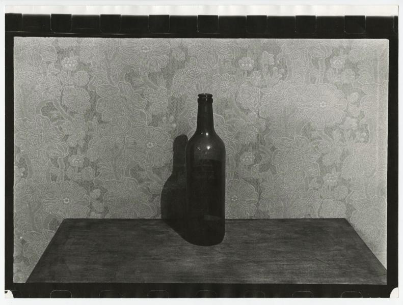 Бутылка, 1980 год, г. Москва. Видеолекция «Александр Слюсарев. Метафизика света» с этой фотографией.