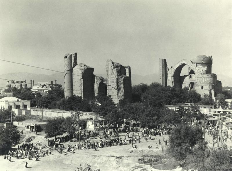 Базар в Самарканде, 1947 год, Узбекская ССР, г. Самарканд. Развалины мечети Биби-Ханым. Построена в 1399–1404 годах.