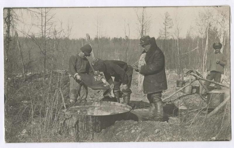Промывка проб в лотке старателя, 1930-е