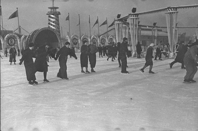 Каток в ЦПКиО им. Горького, 1939 год, г. Москва. Выставка «Чудеса на льду. Искусство и спорт» с этой фотографией.