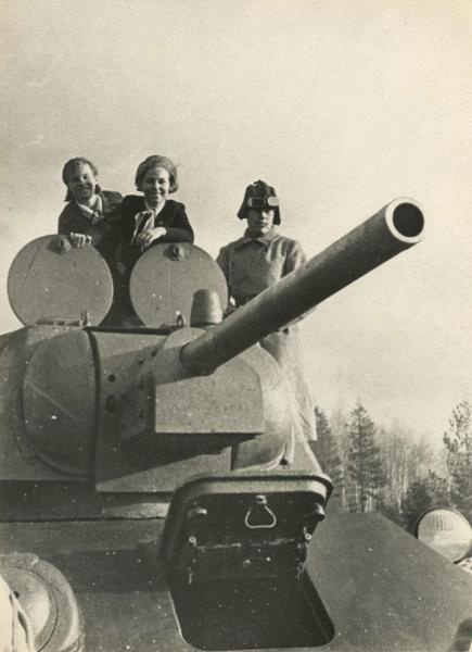 Пионеры в танковой дивизии. Передача фронту танковой колонны «Московский пионер», 9 ноября 1942