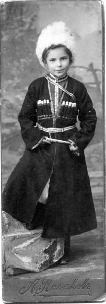 Портрет девочки в костюме терских казаков, 1908 год, Самаркандская обл., г. Самарканд