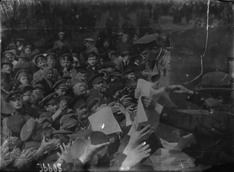 Распространение листовок в дни Февральской революции на Тверской улице, февраль 1917, г. Москва