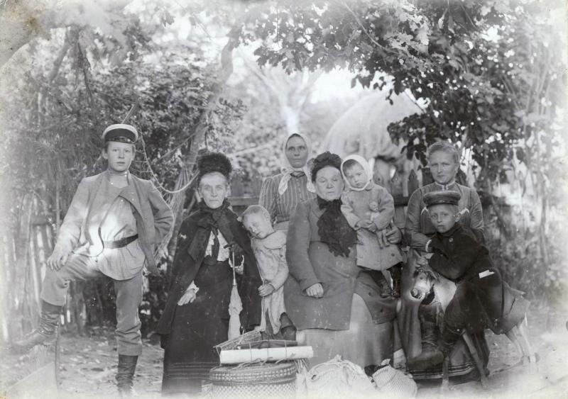 Портрет семьи фотографа Павла Левинского, 1899 - 1900