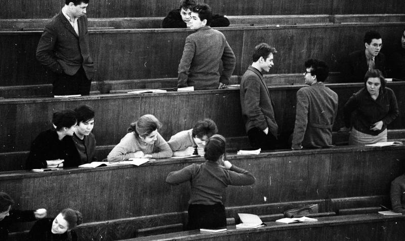 В аудитории, 1963 - 1964, г. Москва. Выставка «Молодежь 1960-х» с этой фотографией.&nbsp;