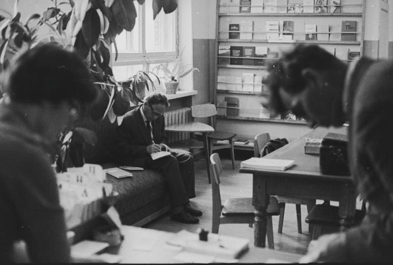 Ученые в кабинете, 1967 год, Владивосток. На диване – профессор Израиль Ицкович Брехман, директор Института биологически активных веществ Дальневосточного филиала Сибирского отделения Академии наук СССР.