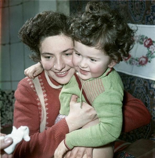 Женщина с ребенком. Съемка для журнала «Советская женщина», 1956 - 1957