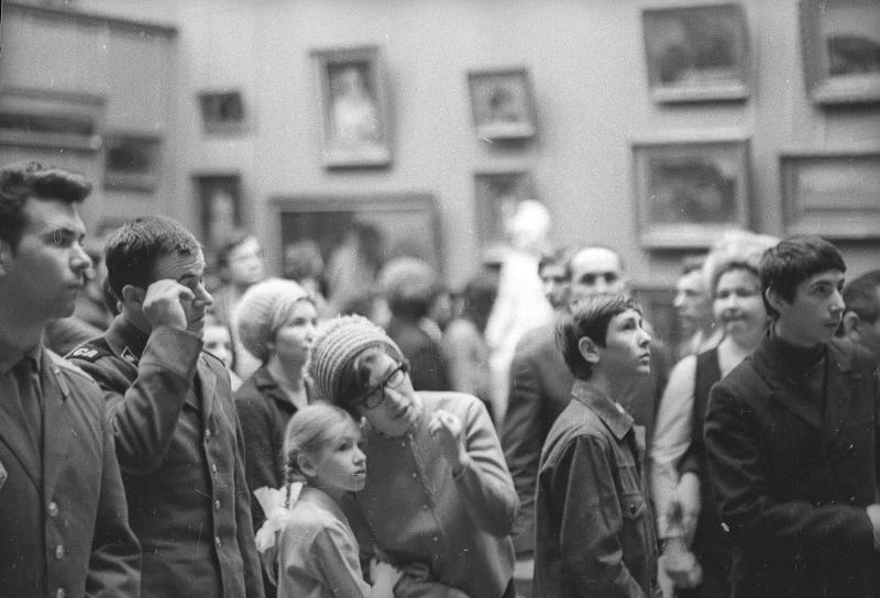 Посетители в Третьяковской галерее, 1970-е, г. Москва. Выставка «Пойдем в музей?», видео «"Берегите галерею и будьте здоровы"» с этой фотографией.