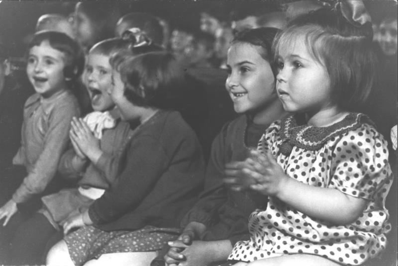Зрители кукольного театра, 1939 год. Выставка «Театр кукол» с этой фотографией.&nbsp;