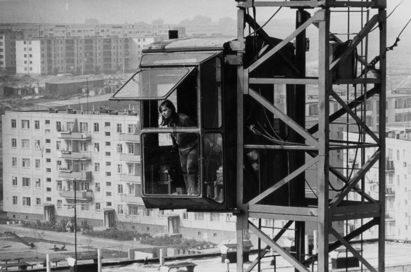 Подъемный кран, 1970-е. Выставка «Строили-строили и наконец построили!» с этой фотографией.