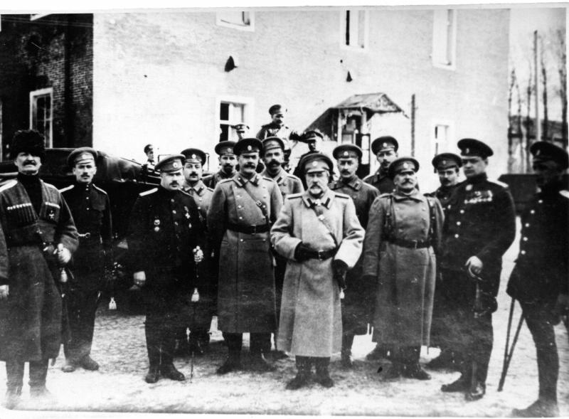 Генерал Алексей Куропаткин с офицерами 7-й авиароты во время инспектирования армии при формировании 12-го воздухоплавательного дивизиона, 1915 год, г. Псков
