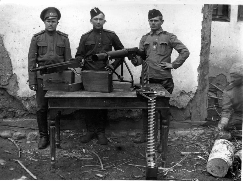 Авиаторы 2-го Кавказского корпусного авиационного отряда с пулеметами
«Льюис» и «Кольт-Браунинг», 1917 год, Османская империя, г. Эрзинджан