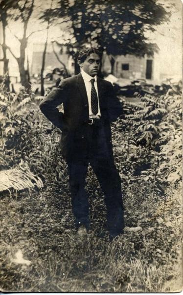 Мужчина в темном костюме в саду дома, 1912 - 1917