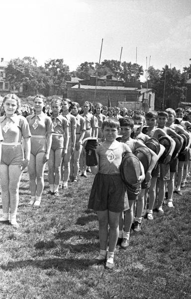Выступление детей на спортивном празднике, 1947 год, г. Москва