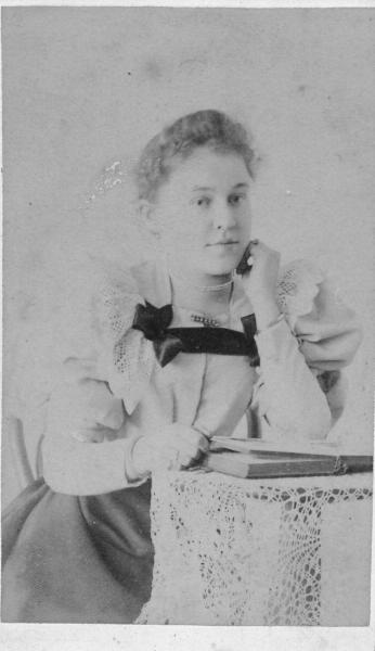 Портрет, 1890-е. Альбуминовая печать.