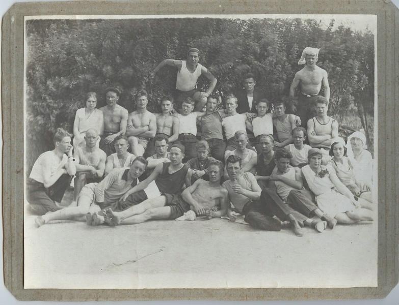 Группа отдыхающих, сдавших нормы на значок ГТО. Дом отдыха № 5 имени Михайлова, станция Пески, 1932 год