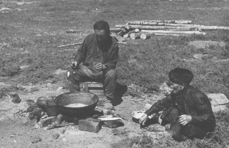 Буряты за приготовлением пищи. Озеро Ольхон, 1939 год