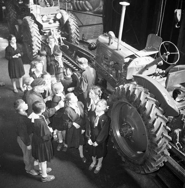 Мастер с пионерами, 1953 - 1955, г. Владимир. Школьники на экскурсии на тракторном заводе.