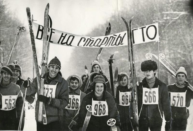 Старшеклассники. Средняя школа № 25 Черемушкинского района, 1973 год, г. Москва. Надпись на транспаранте: «Все на старты ГТО».Видеовыставка «Главный физкультурный проект СССР: "Готов к труду и обороне"» с этой фотографией.&nbsp;