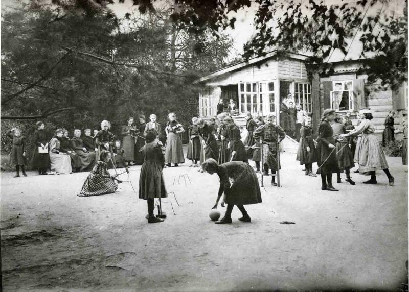 Игра в крокет во время перемены во французской школе, 1900 год, г. Москва