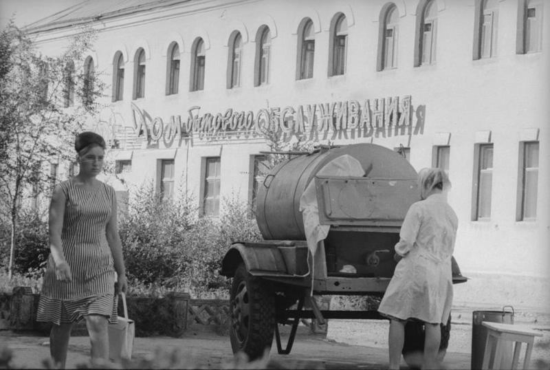     Фото Бочка с молоком на улице, 1967 год, Волгоградская обл., г. Волжский  История России в фотографиях