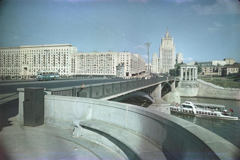 Бородинский мост и здание Министерства иностранных дел в Москве, 1957 - 1965, г. Москва, Бородинский мост. Выставка «Привет, привет! Пока, пока!» с этой фотографией.