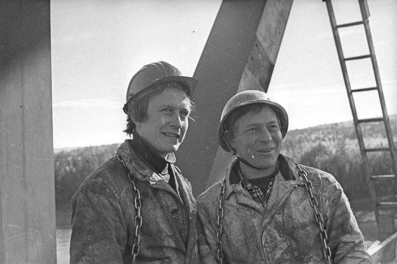 Двое рабочих на мосту, 1974 год, Иркутская обл.