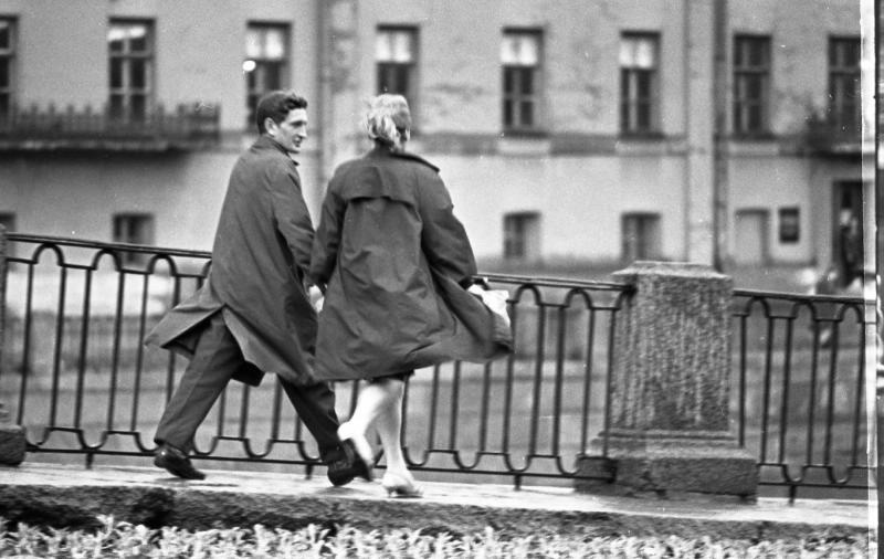 Двое идут по набережной, 1960-е, г. Ленинград
