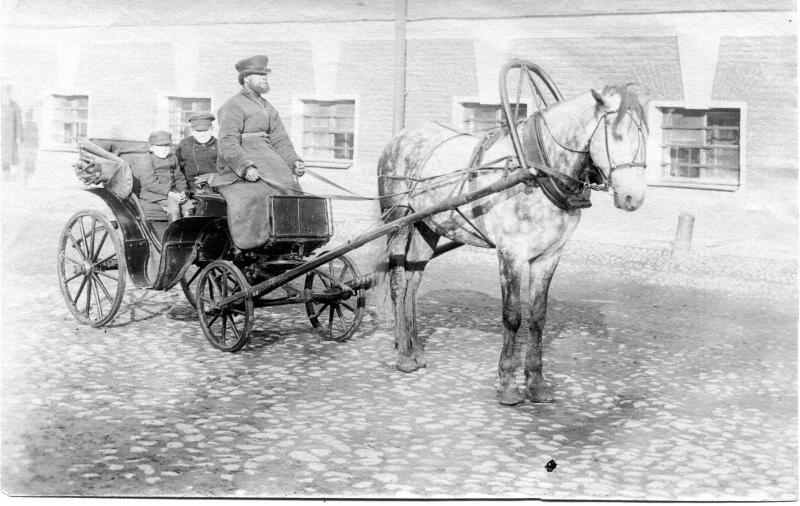 Пассажиры в бричке, 1910-е. Выставка «Транспорт прошлого. "Карету мне, карету!"» с этой фотографией.