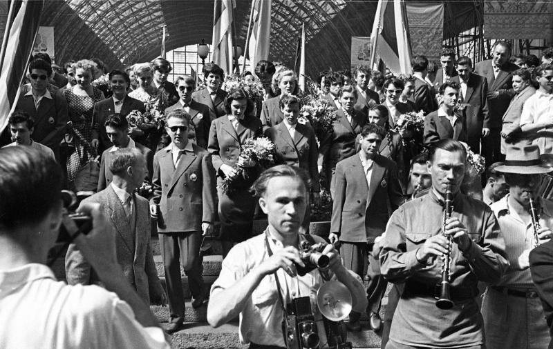 VI Всемирный фестиваль молодежи и студентов. Встреча гостей на перроне Киевского вокзала, 28 июля 1957 - 11 августа 1957, г. Москва. Выставка «Киевский вокзал» с этой фотографией.