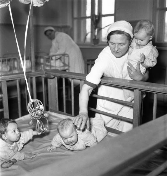 Медицинская сестра у манежа с грудничками, 1950-е
