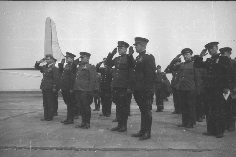Советские и иностранные офицеры на аэродроме, отдающие честь, 1945 год, Германия, г. Берлин