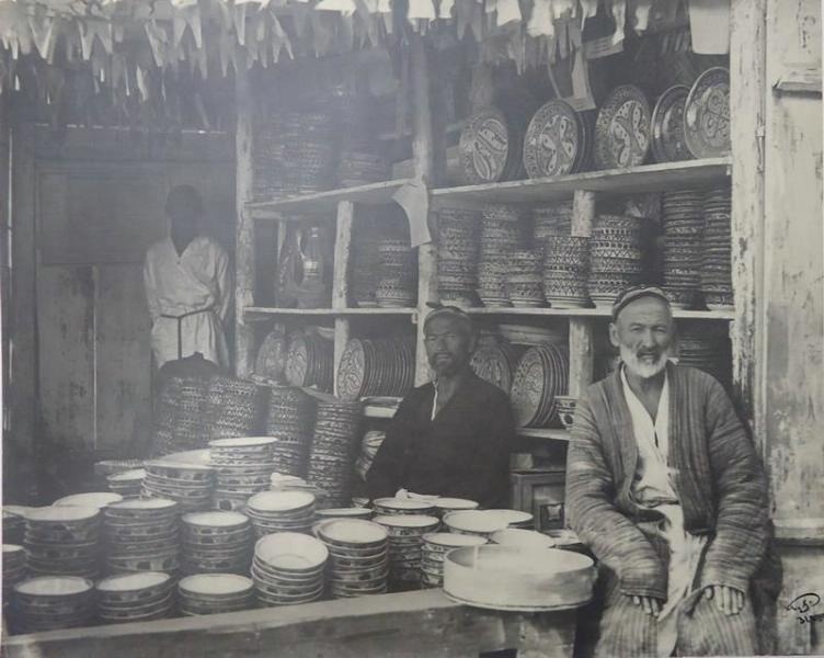 Лавка кустаря-гончара, 1931 год, Таджикская ССР, г. Ходжент. Ныне город Худжанд (Таджикистан).&nbsp;Выставка «Ручной труд. Кустари» с этой фотографией.