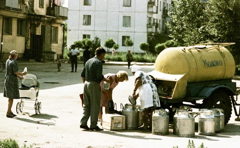 На улице города, 1967 год, Волгоградская обл., г. Волжский. Выставка «Пейте, дети, молоко – будете здоровы!» с этой фотографией.