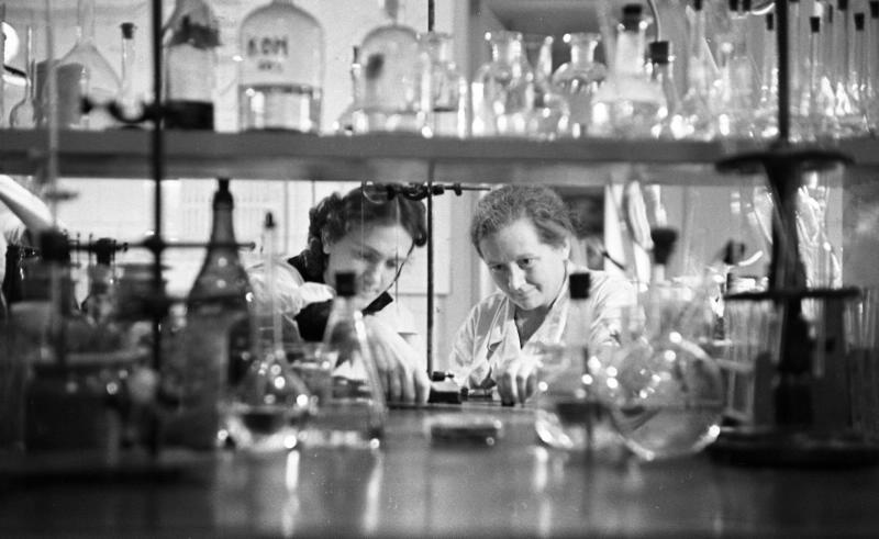 В лаборатории института курортологии, 1958 год, г. Свердловск