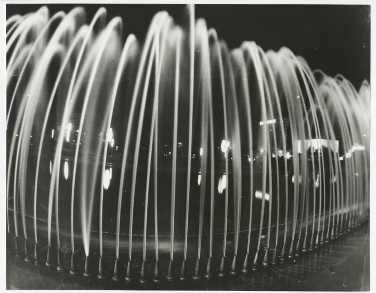 Фонтан на центральной площади Ташкента, 1980-е, Узбекская ССР, г. Ташкент. В 1992 году площадь переименована в «Мустакиллик майдони», что в переводе на русский язык означает «Площадь независимости».