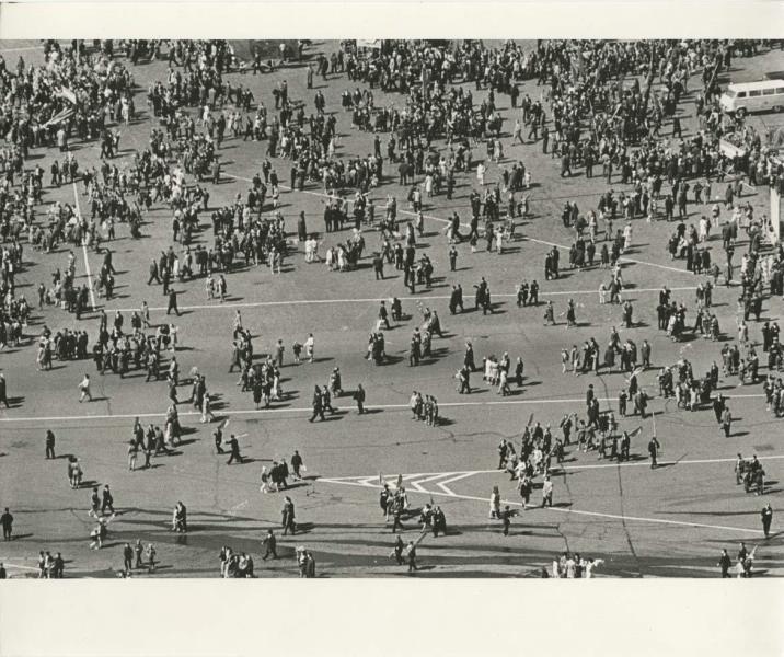 После первомайской демонстрации. Васильевский спуск, 1969 год, г. Москва, Васильевский спуск