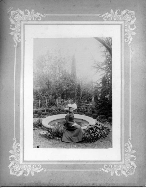 Девушка сидит у фонтана, 1910-е