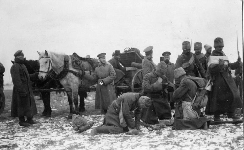 Молодые солдаты получают патроны, 1915 год