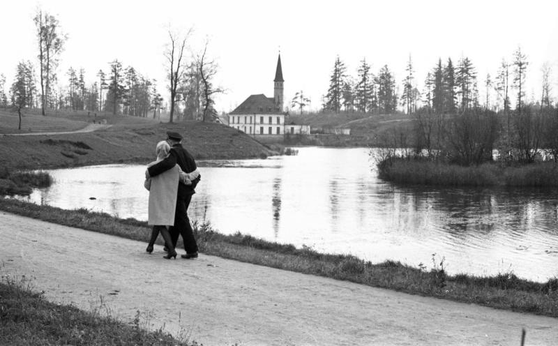 «Он и она», 1960-е, Ленинградская обл., г. Гатчина. На заднем плане Приоратский дворец.