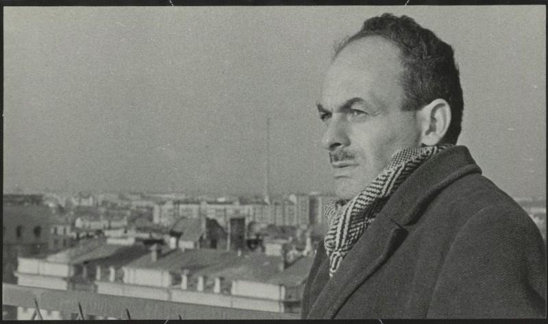 Поэт Булат Окуджава на крыше издательства «Советский писатель», 1966 год, г. Москва