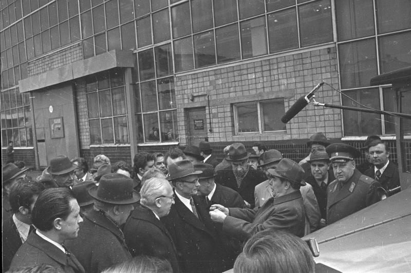 Леонид Брежнев, Михаил Суслов и другие партийно-хозяйственные деятели на территории ЗИЛа, 30 апреля 1976, г. Москва