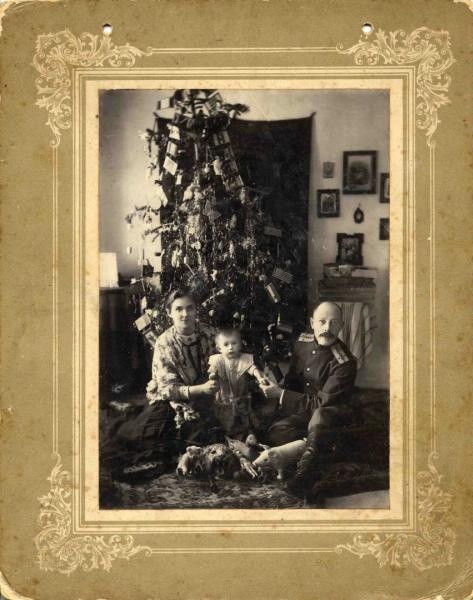 У рождественской елки, 1900 - 1910. Выставки:&nbsp;«10 лучших елок», «Рождественская радость» с этой фотографией.