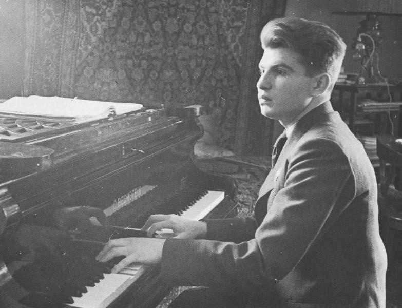 Виртуоз Эмиль Гилельс, 1939 год. Выставки&nbsp;«Советский лайфхак: ковер на стене», «Лучшие фотографии пианистов» с этой фотографией.