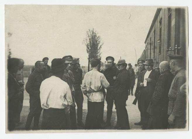 Григорий Зиновьев у поезда, 20 - 21 января 1923