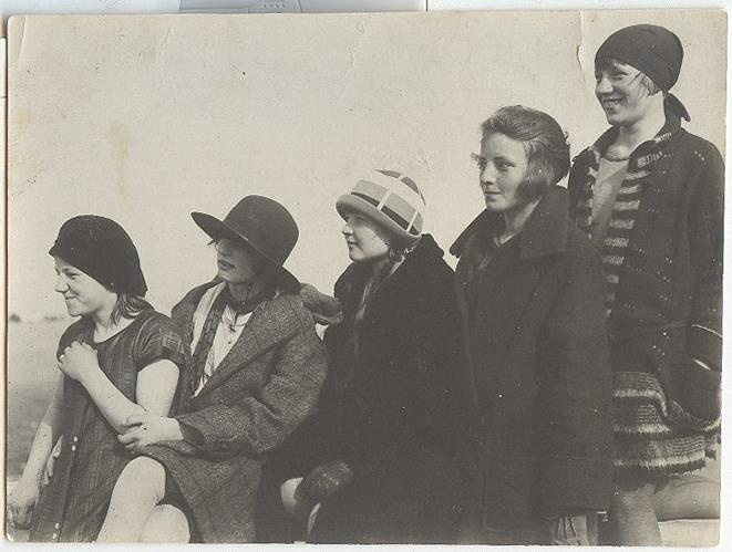 Группа молодых девушек, 1930-е