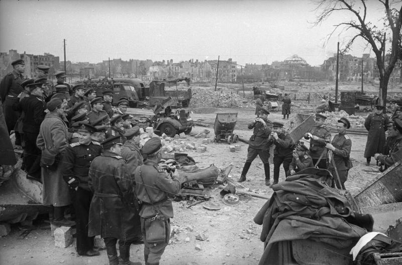 Советские военные фотографируются на фоне развалин, 1945 год, Германия, г. Берлин