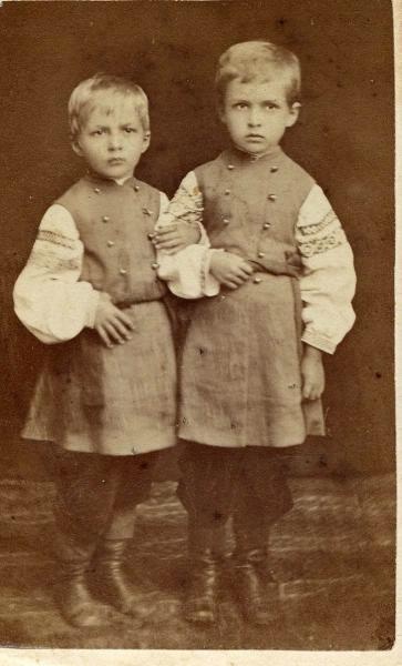 Портрет двух мальчиков, 1890 - 1907. Альбуминовая печать.