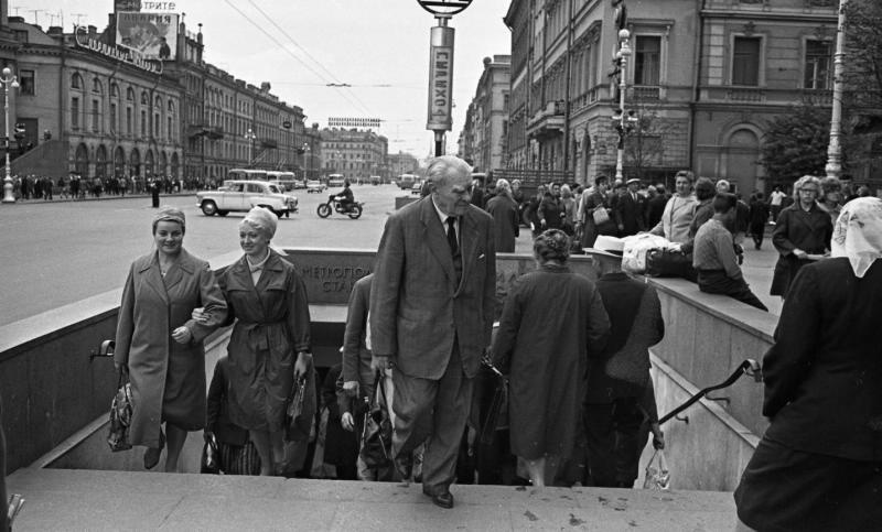 У выхода из подземного перехода, 1965 год, г. Ленинград. Станция метро «Невский проспект».