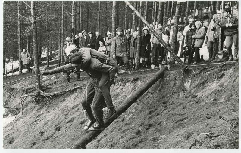 Володя Скольнов участвует в соревновании на преодоление препятствия, переносит «потерпевшего» через реку, 1973 год, г. Ленинград